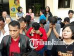 para-tersangka-pesta-gay-di-mapolrestabes-surabaya_20170430_191230.jpg