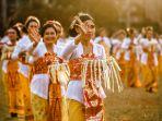 para-wanita-yang-sedang-melakukan-tradisi-bali.jpg