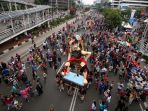 parade-batik-nusantara-di-car-free-day_20171001_124001.jpg