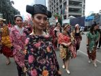 parade-batik-nusantara-di-car-free-day_20171001_124254.jpg
