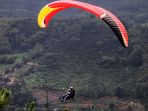 paralayang-di-gunung-batu_20170131_155831.jpg