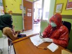 paramedis-puskesmas-babakan-madang-gunakan-jas-hujan-sebagai-apd_20200330_202307.jpg