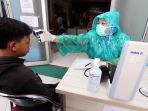 paramedis-puskesmas-babakan-madang-gunakan-jas-hujan-sebagai-apd_20200330_203345.jpg