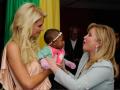 paris-hilton-gendong-anak.jpg