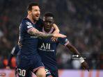 paris-saint-germain-senegal-idrissa-gana-gueye-kanan-merayakan-dengan-penyerang.jpg