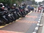 parkir-liar-di-depan-kejaksaan-negeri-jakarat-barat.jpg