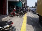 parkir-liar-di-trotoar_20180323_214032.jpg