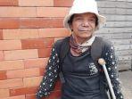 parman-pemulung-dengan-tongkat-di-pasar-rebo-jakarta-timur-selasa-772020.jpg