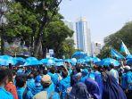 partisan-partai-gelombang-rakyat-gelora-tampak-membanjiri-kawasan-di-depan-gedung-kpu-ri.jpg
