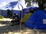 pasang-tenda-di-pantai-terentang_20160308_162359.jpg