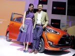 pasangan-atiqah-hasiholan-dan-rio-dewanto-ngeceng-di-toyota-sien_20160408_131242.jpg