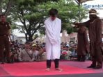 pasangan-homo-dihukum-cambuk_20170524_095119.jpg