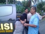 pasangan-mesum-saat-dibawa-dari-musala-ke-polsek-banjarbaru-barat_20171011_080053.jpg