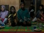pasangan-nikah-kontraversial-antara-selamat-riyadi-16-menikahi-nenek-lanjut-usia_20170703_124154.jpg