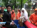 pasangan-pengantin-naik-perahu-karet-ke-kua_20170222_085745.jpg