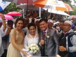 pasangan-pengantin-terobos-aksi-112_20170211_133436.jpg