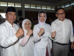 pasangan-rasiyo-lucy-daftar-ke-kpu-surabaya_20150908_200152.jpg