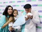 pasangan-seleb-melanie-ricardo-dan-tyson-lynch-usai-melahirkan_20160506_144735.jpg