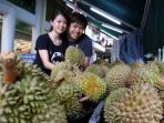 pasangan-suami-istri-bagikan-durian-sebanyak-22-ton-di-hari-ulang-tahun-pernikahannya-yang-kedua_20180803_181538.jpg