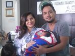 pasangan-suami-istri-bebi-romeo-dan-meisya-siregar_20161127_200413.jpg