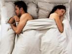 pasangan-tidur-saling-memunggungi_20151007_203411.jpg