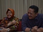 pasangan-tri-rismaharini-dan-whisnu-sakti-buana-akan-dilantik_20160215_163437.jpg