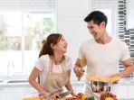 pasangan-yang-sedang-masak-bersama.jpg