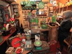 pasar-barang-antik-cec-bandung_20151115_205957.jpg