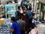 pasar-obat-pramuka-dipadati-pengunjung_20210630_211938.jpg