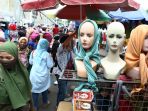 pasar-tanah-abang-ramai-saat-psbb_20200518_222959.jpg