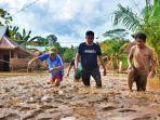 pasca-banjir-konawe-warga-masih-kesulitan-berjalan-karena-lumpur-yang-tebal.jpg