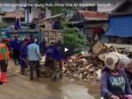 pasca-banjir-menggenangi-kampung-pulo-dinas-tata-air-bersihkan-sampah_20180209_181204.jpg