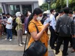 pasca-gempa-karyawan-berhamburan-keluar-gedung-perkantoran_20221121_160152.jpg