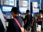 pasca-gempa-palu-donggala-warga-gunakan-atm_20181008_000143.jpg