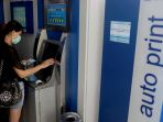 pasca-gempa-palu-donggala-warga-gunakan-atm_20181008_000147.jpg