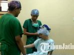 pasien-tumor-otak-dioperasi-dalam-keadaan-sadar_20170711_141721.jpg