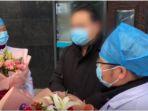 pasien-virus-corona-sembuh-memberikan-bunga.jpg