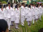 paskibraka-ke-empat-dari-kiri-harus-kehilangan-satu-sepatu-kirinya.jpg