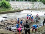 paspampres-bersihkan-sungai-ciliwung_20161217_181036.jpg