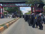 pasukan-brimob-tengah-berjaga-di-depan-uncen-yang-tengah-diduduki-oleh-ali.jpg