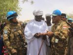 pasukan-garuda-bantu-beras-dan-al-quran-masyarakat-lokal-darfur_20170517_133224.jpg