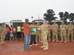 pasukan-garuda-xx-nmonusco-bagikan-daging-kurban_20170905_121048.jpg