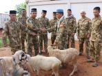 pasukan-garuda-zeni-tni-shalat-idul-adha-1439-h-di-pedalaman-afrika_20180823_121559.jpg