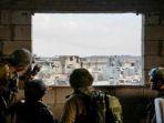 pasukan-israel-idf-memantau-situasi-pertempuran.jpg