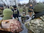 pasukan-ukraina-kursus-kilat-gunakan-senjata-penghancur-tank_20220310_164325.jpg