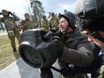 pasukan-ukraina-kursus-kilat-gunakan-senjata-penghancur-tank_20220310_170016.jpg