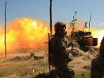 pasukan-ukraina-menembaki-posisi-tentara-rusia-dengan-meriam-di-kharkov.jpg