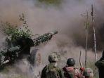 pasukan-ukraina-menembakkan-meriam-howitzer-ke-arah-musuh-di-donbass.jpg