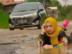 pasutri-foto-di-jalan-rusak.jpg