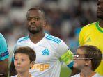 patrice-evra-kiri-melihat-di-sebelah-kiper-prancis-olympique.jpg